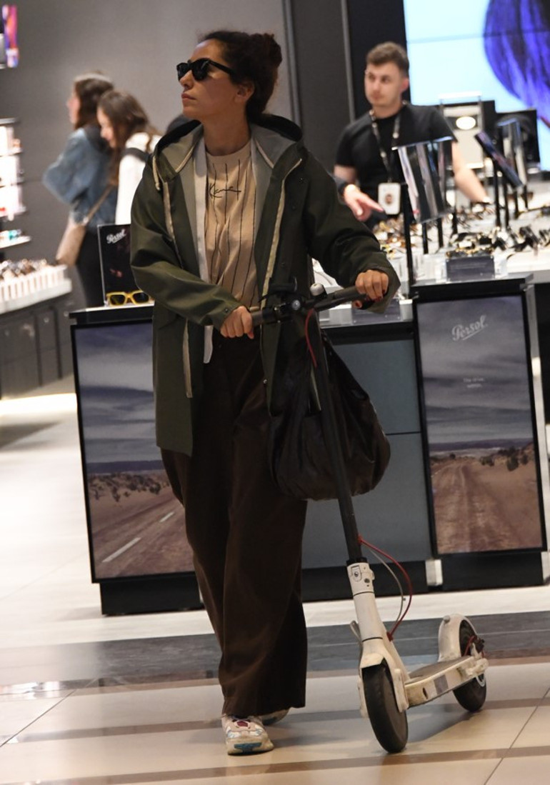 Oyuncu Esra Ruşan scooter ile alışverişte