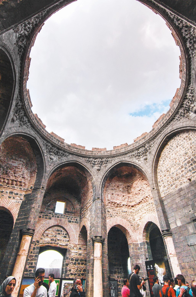 Her köşe başında güzel bir masal saklıyor