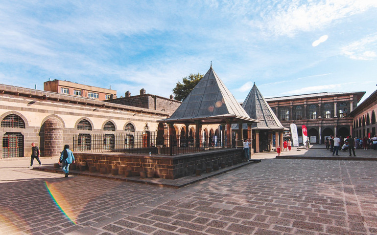 Her köşe başında güzel bir masal saklıyor