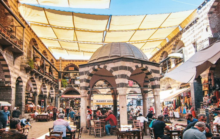 Her köşe başında güzel bir masal saklıyor