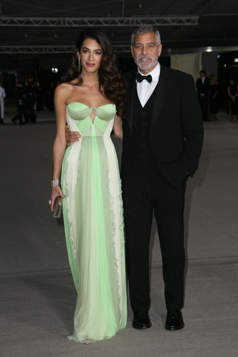 Eski sevgilisi ile yeni eşi sarmaş dolaş: Hayranlarını şoke eden görüntü