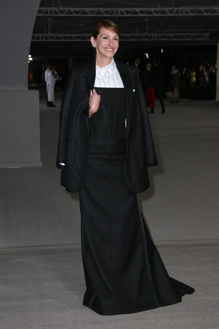 Eski sevgilisi ile yeni eşi sarmaş dolaş: Hayranlarını şoke eden görüntü