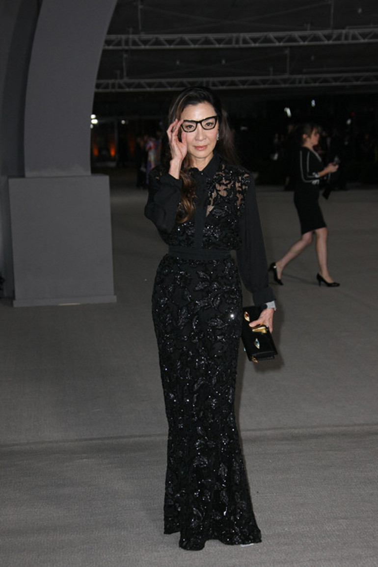 Eski sevgilisi ile yeni eşi sarmaş dolaş: Hayranlarını şoke eden görüntü