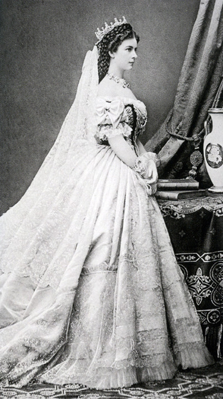 Dianadan yıllar önce o vardı: Keskin törpü, incecik belini saran korseyi geçti ve kalbine saplandı