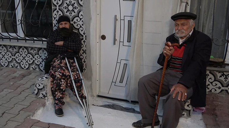 Büyük vicdansızlık Ev sahibi kilidi değişitirince yaşlı çift gözyaşlarına boğuldu