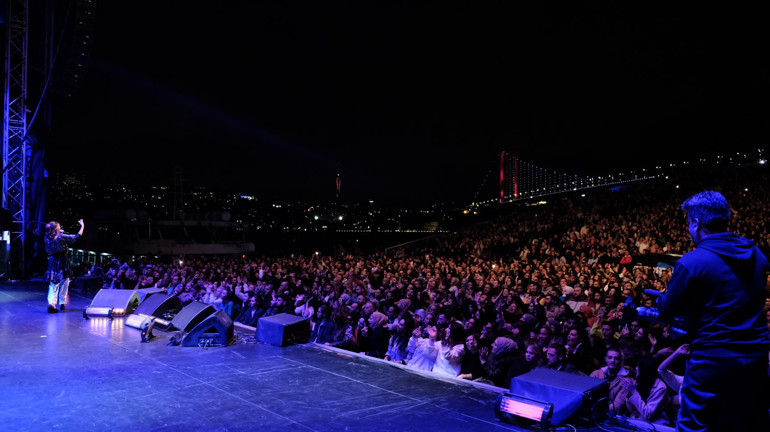 Cem Adrian sesiyle büyüledi