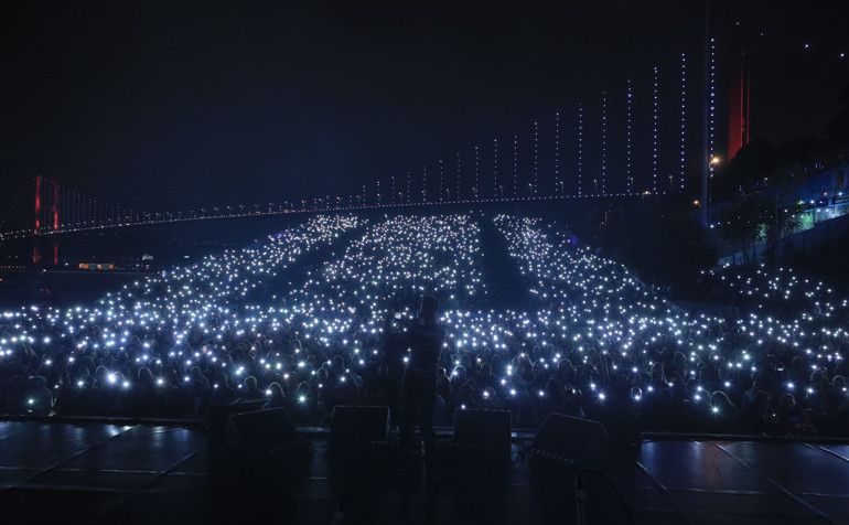 Cem Adrian sesiyle büyüledi