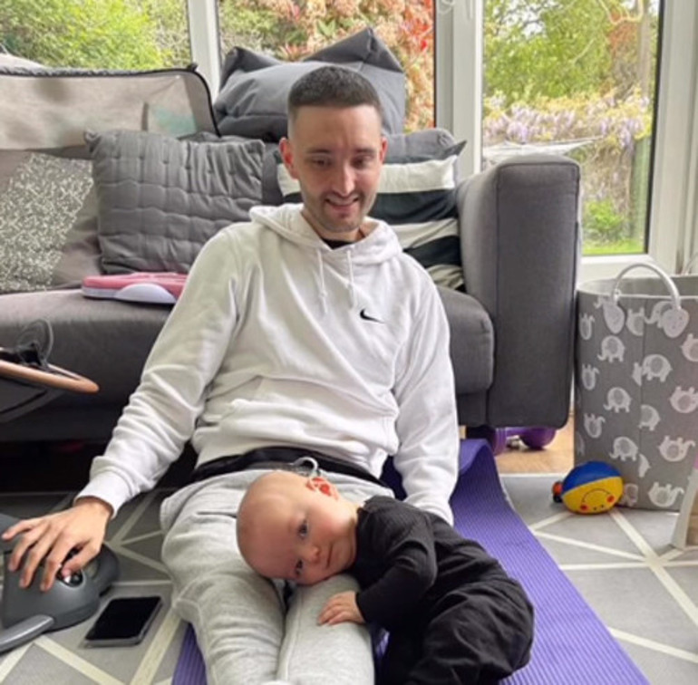 Genç yaşta ölen şarkıcının oğluna boynu bükük doğum günü: Babalarından mahrum büyüyecekler, üzülüyorum