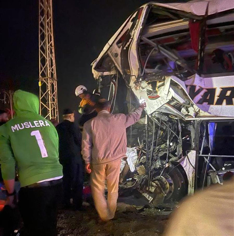 Batmanda TIR ile otobüs çarpıştı 2 ölü çok sayıda yaralı var