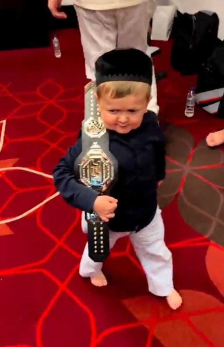 UFCde Charles Oliveirayı yenen Islam Makhachev kemerin yeni sahibi oldu Khabib Nurmagomedovun halefi... Hasbullaya büyük ilgi...