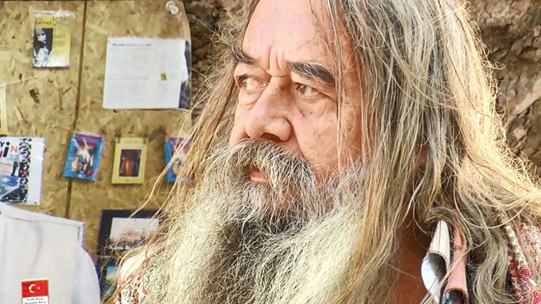 Hüseyin Avni Dede’nin adı 58 yıldır altında yaşadığı çınara verildi