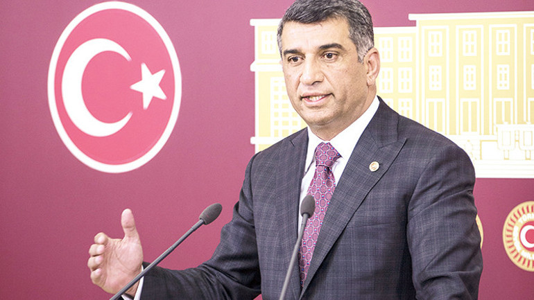 Muhalif gazetecilerin AK Parti toplantısına davet edilmesi