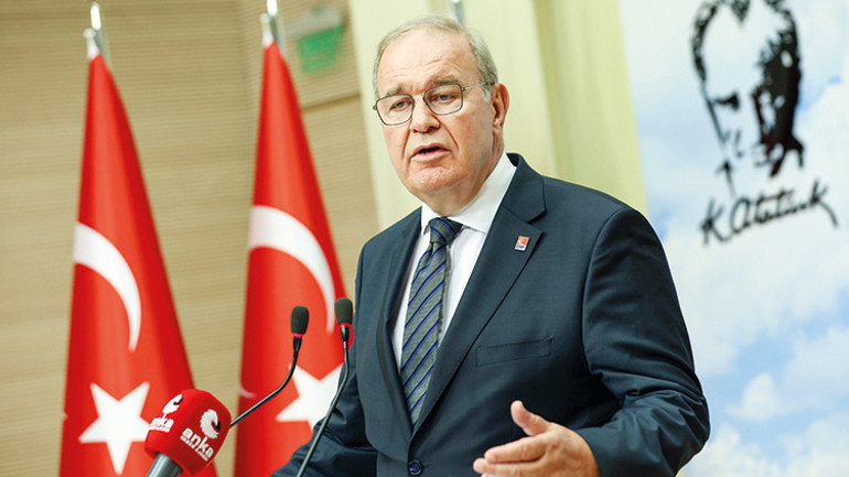Muhalif gazetecilerin AK Parti toplantısına davet edilmesi