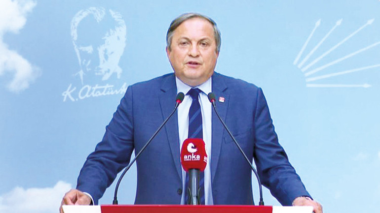 Muhalif gazetecilerin AK Parti toplantısına davet edilmesi