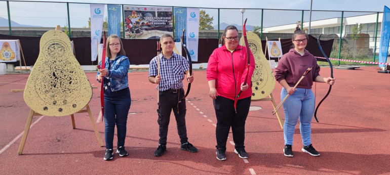 YEE’den Kosovalı Down Sendrumlu gençlere okçuluk kursu