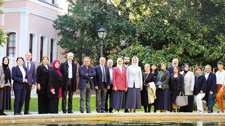 Annelikten ibaret değiliz