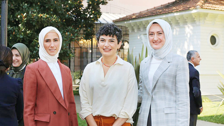 Annelikten ibaret değiliz