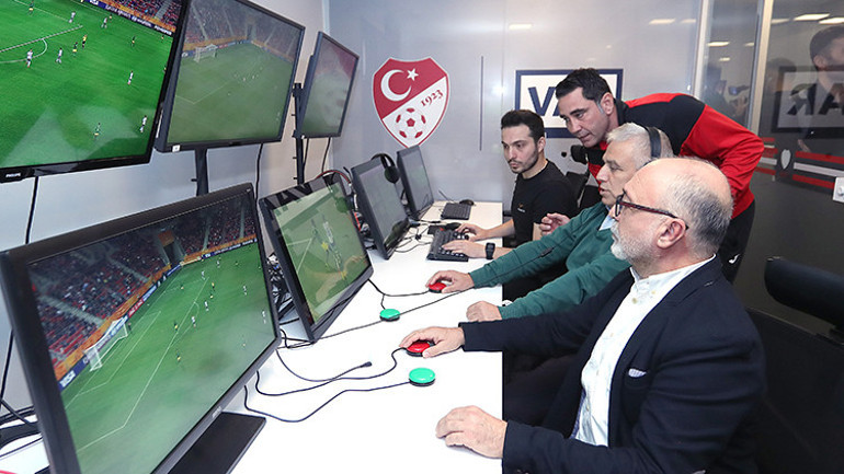 VAR hakemleri sanki güzellik yarışmasındalar