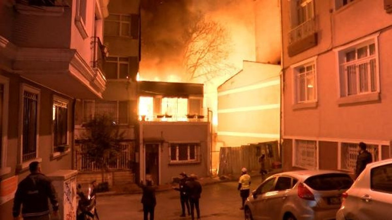 Beyoğlunda 6 binada yangın: Çok sayıda ekip sevk edildi