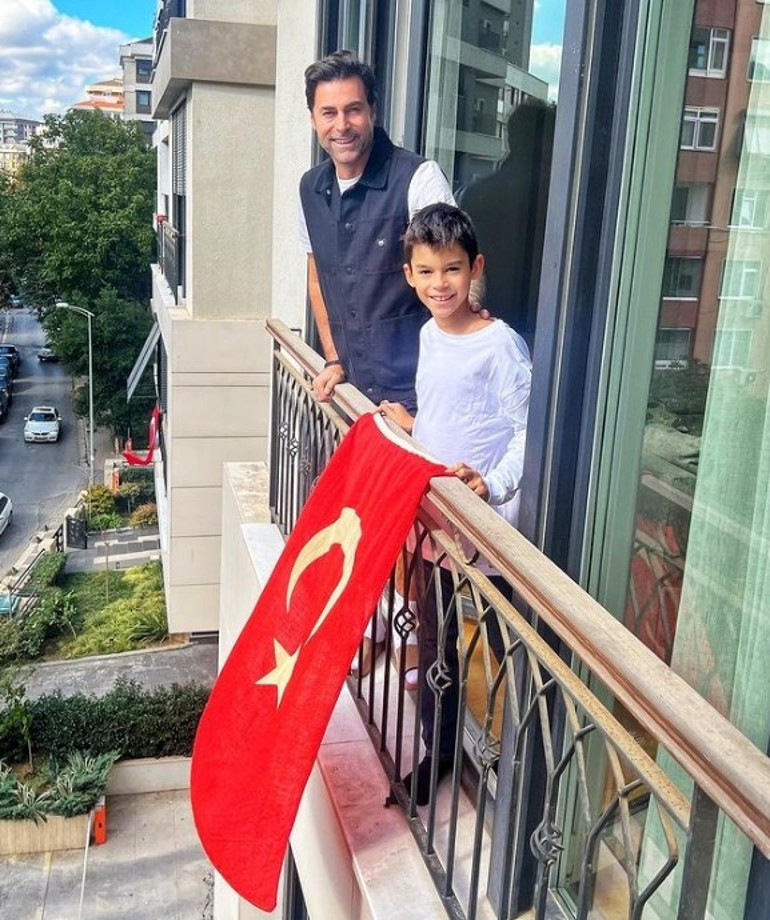 Ünlülerden 29 Ekim mesajları: Yaşasın Cumhuriyet
