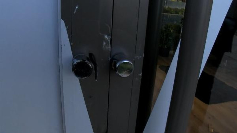 Kapıyı levyeyle kırıp iş yerine girdiler: O anlar kamerada