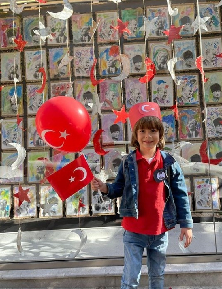 Ünlülerden 29 Ekim mesajları: Yaşasın Cumhuriyet