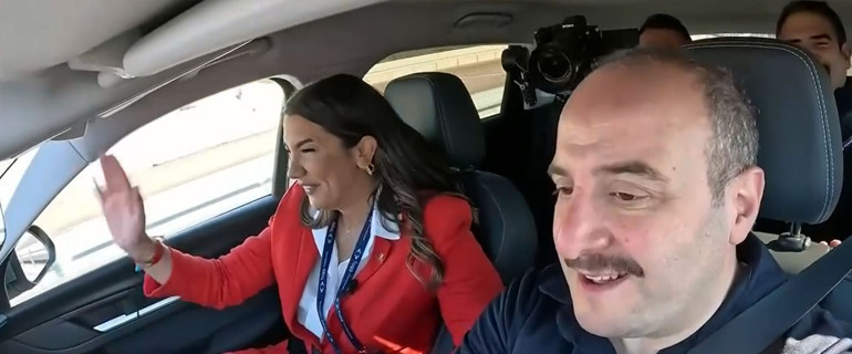 CNN TÜRK Toggun deneme sürüşünde Sanayi ve Teknoloji Bakanı Varank otomobilin detaylarını anlattı