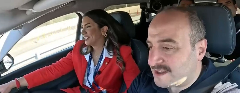 CNN TÜRK Toggun deneme sürüşünde Sanayi ve Teknoloji Bakanı Varank otomobilin detaylarını anlattı