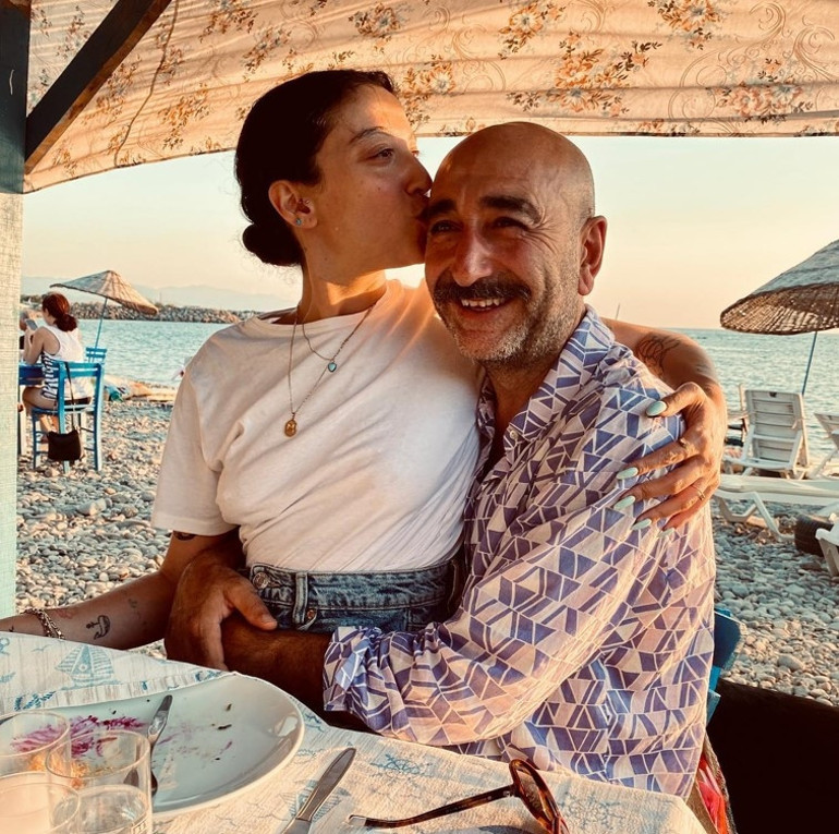 Romantik kutlama Ünlü şarkıcıdan 5inci yıl pozları...