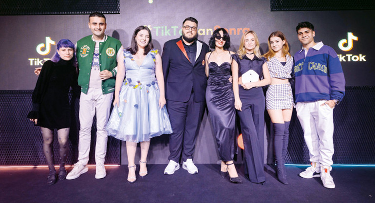 Pınar Denize sevgilisinden sürpriz doğum günü