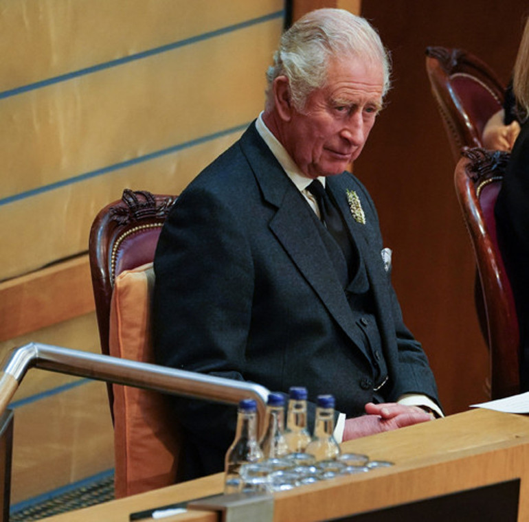 Yeni kralın tuhaflıkları: Özel yapım tuvalet oturağı olmadan evinden adım atmıyormuş