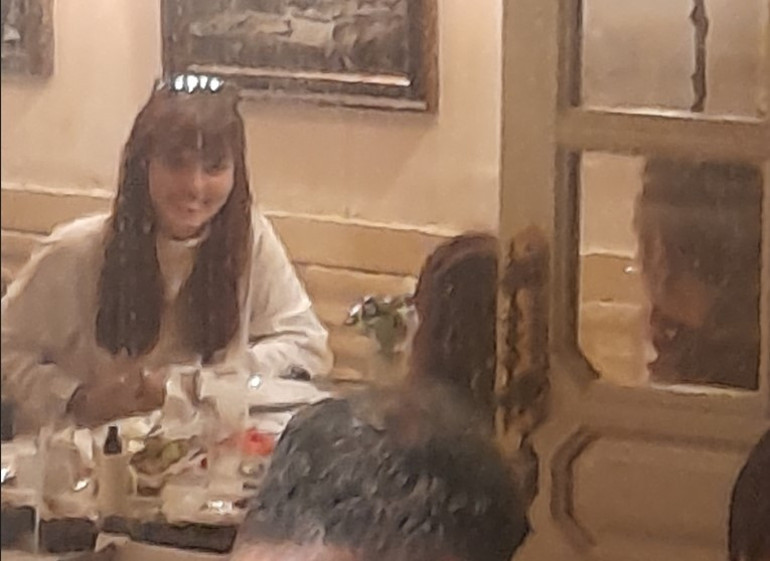 11.00de geldi, 01.30da çıktı Aynı mekânda 14 saat...