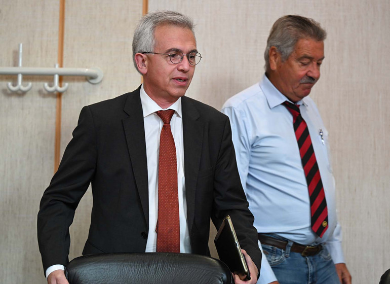 Feldmann için kader günü Kalsın mı gitsin mi