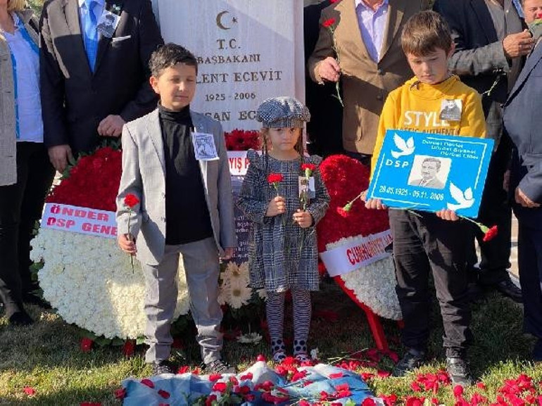 Bülent Ecevit, 16’ncı ölüm yılında mezarı başında anıldı