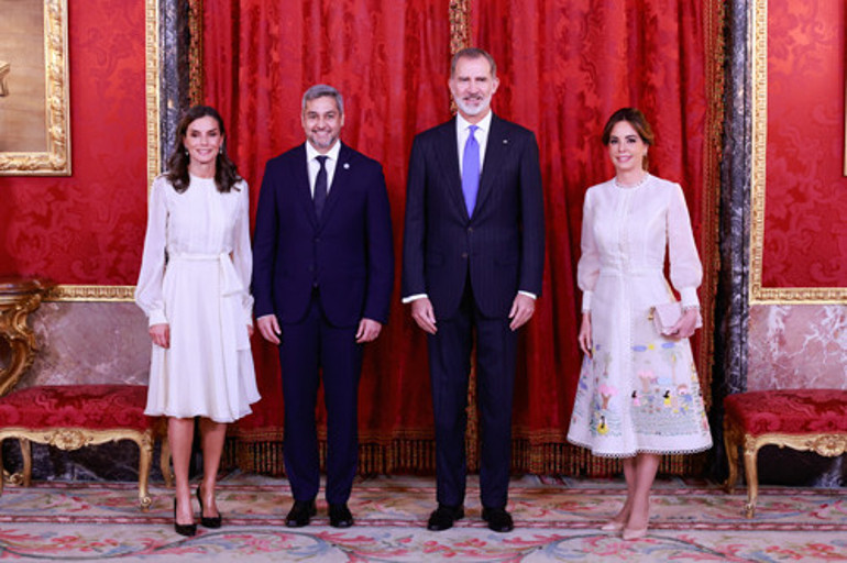 50sine geldi ama 15 yaşındaki kızıyla aynı elbiseyi giydi