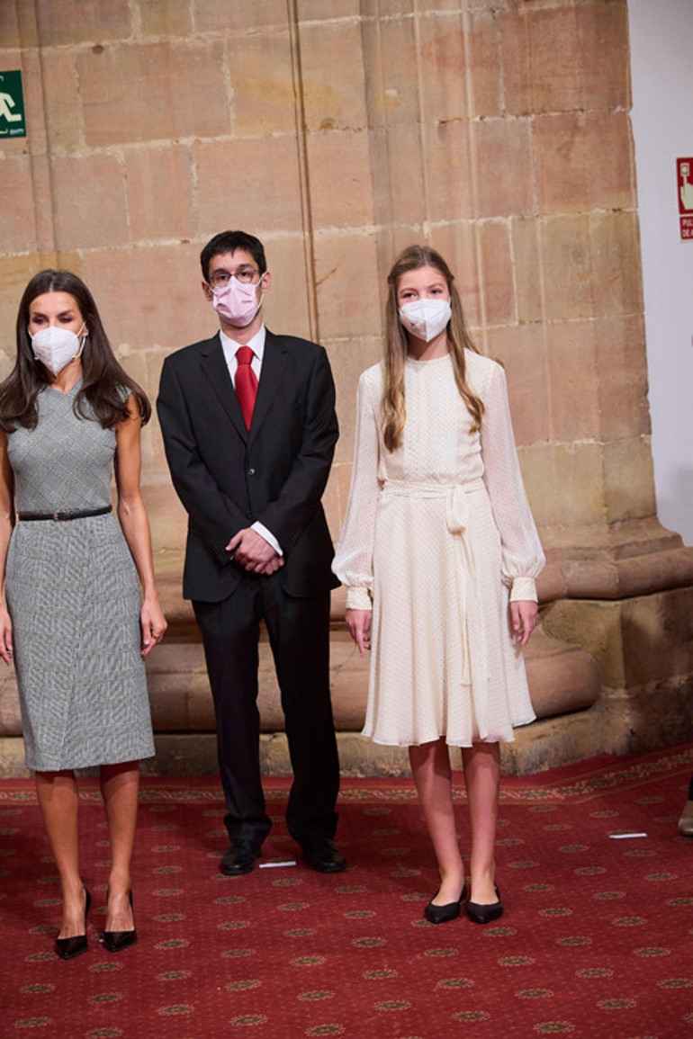 50sine geldi ama 15 yaşındaki kızıyla aynı elbiseyi giydi