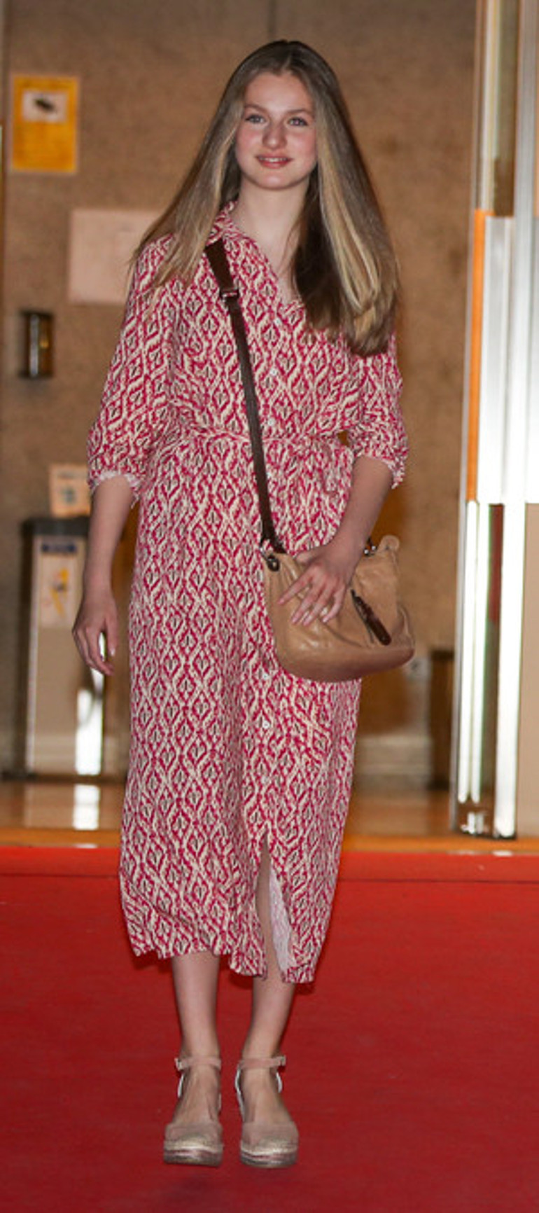 50sine geldi ama 15 yaşındaki kızıyla aynı elbiseyi giydi