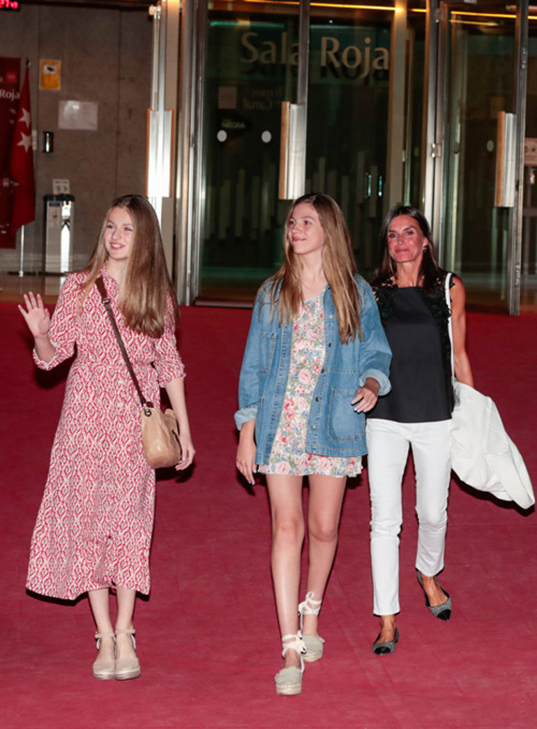 50sine geldi ama 15 yaşındaki kızıyla aynı elbiseyi giydi