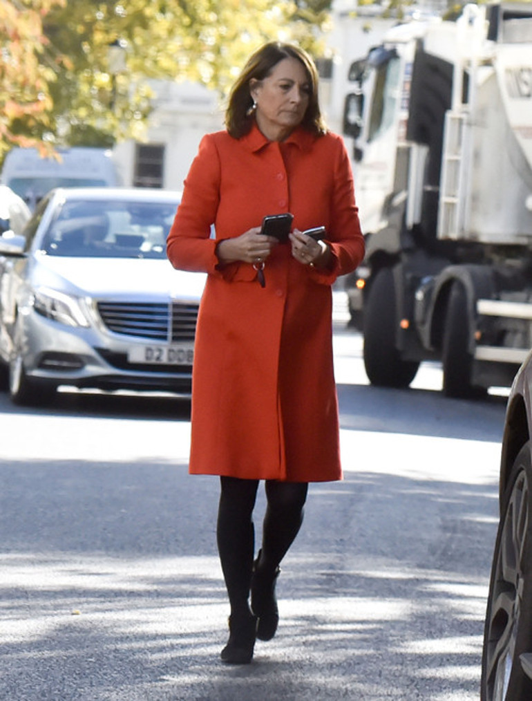 50sine geldi ama 15 yaşındaki kızıyla aynı elbiseyi giydi