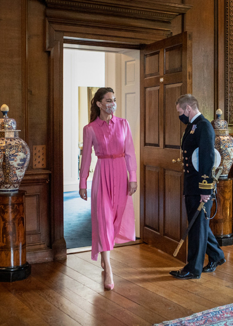 50sine geldi ama 15 yaşındaki kızıyla aynı elbiseyi giydi