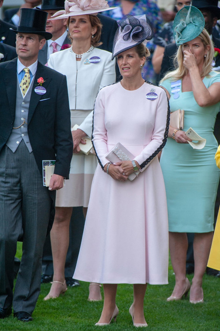 50sine geldi ama 15 yaşındaki kızıyla aynı elbiseyi giydi