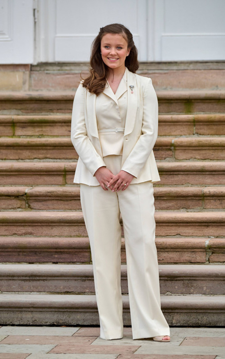 50sine geldi ama 15 yaşındaki kızıyla aynı elbiseyi giydi