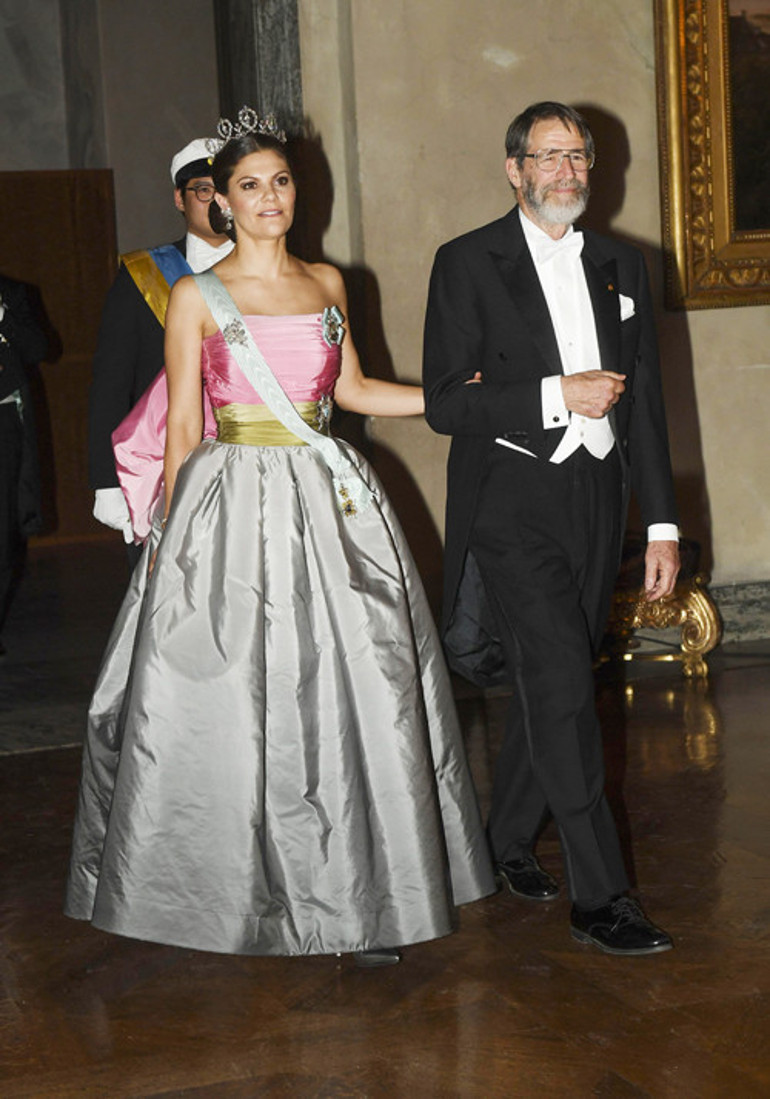 50sine geldi ama 15 yaşındaki kızıyla aynı elbiseyi giydi