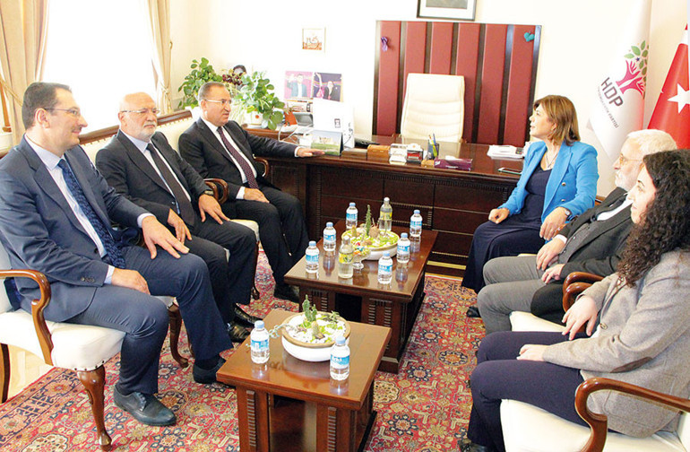 AK Parti’nin HDP ile verdiği fotoğrafa dair