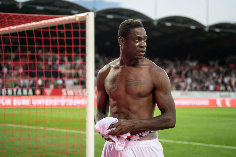 Son dakika: Mario Balotelli, İsviçreyi karıştırdı Taraftara olay hareket, tarihi ceza kapıda...