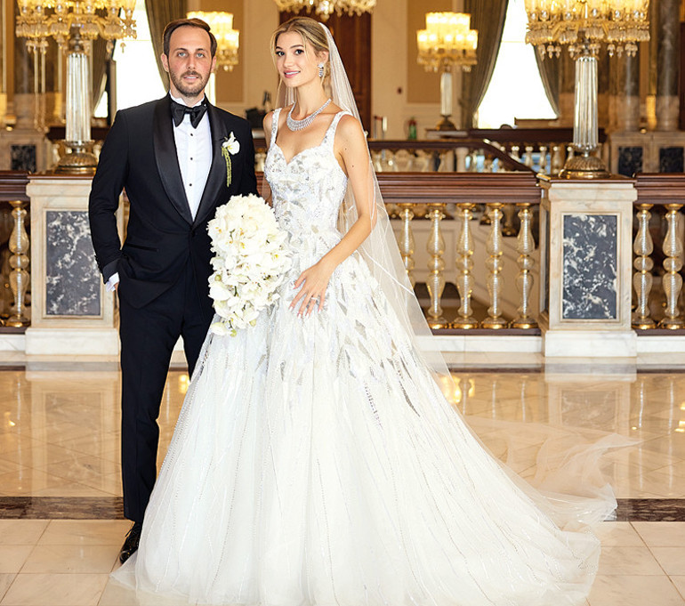 Tuvana Türkay çaldı, İzzet Antebi söyledi... Şarkılar kızı için