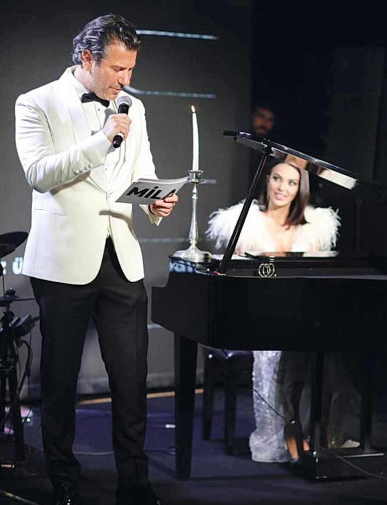 Tuvana Türkay çaldı, İzzet Antebi söyledi... Şarkılar kızı için