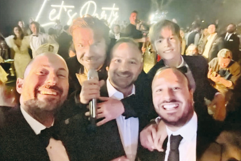 Tuvana Türkay çaldı, İzzet Antebi söyledi... Şarkılar kızı için