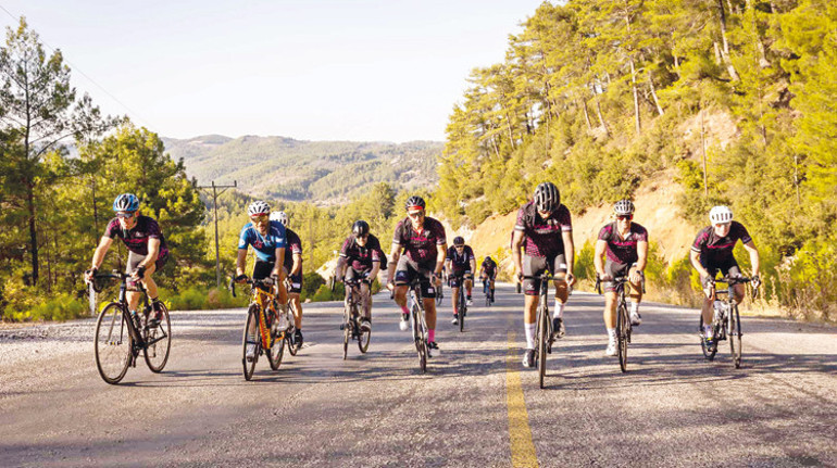 Tuvana Türkay çaldı, İzzet Antebi söyledi... Şarkılar kızı için