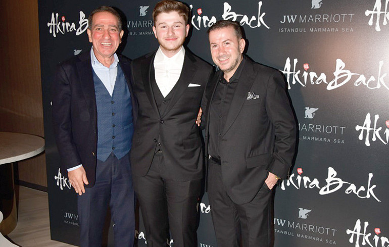 Tuvana Türkay çaldı, İzzet Antebi söyledi... Şarkılar kızı için